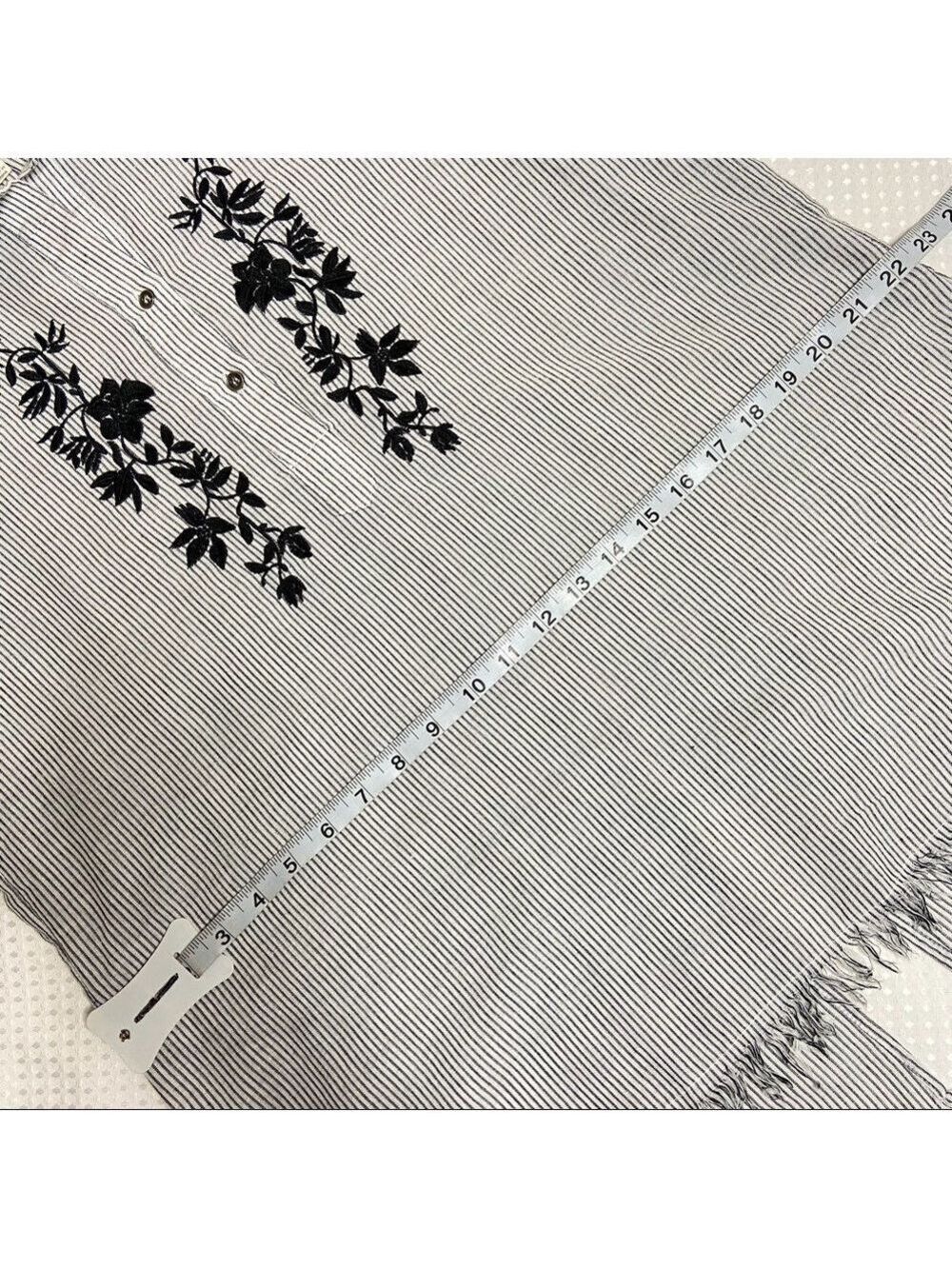 ð
ºUMGEE Embroidered Frayed Hem Top - Picture 7 of 8